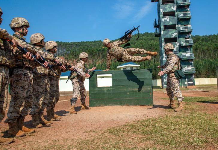在部队，千万别把自己当人看！以前当兵时，部队里流传着一句糙话：“你把自己当人