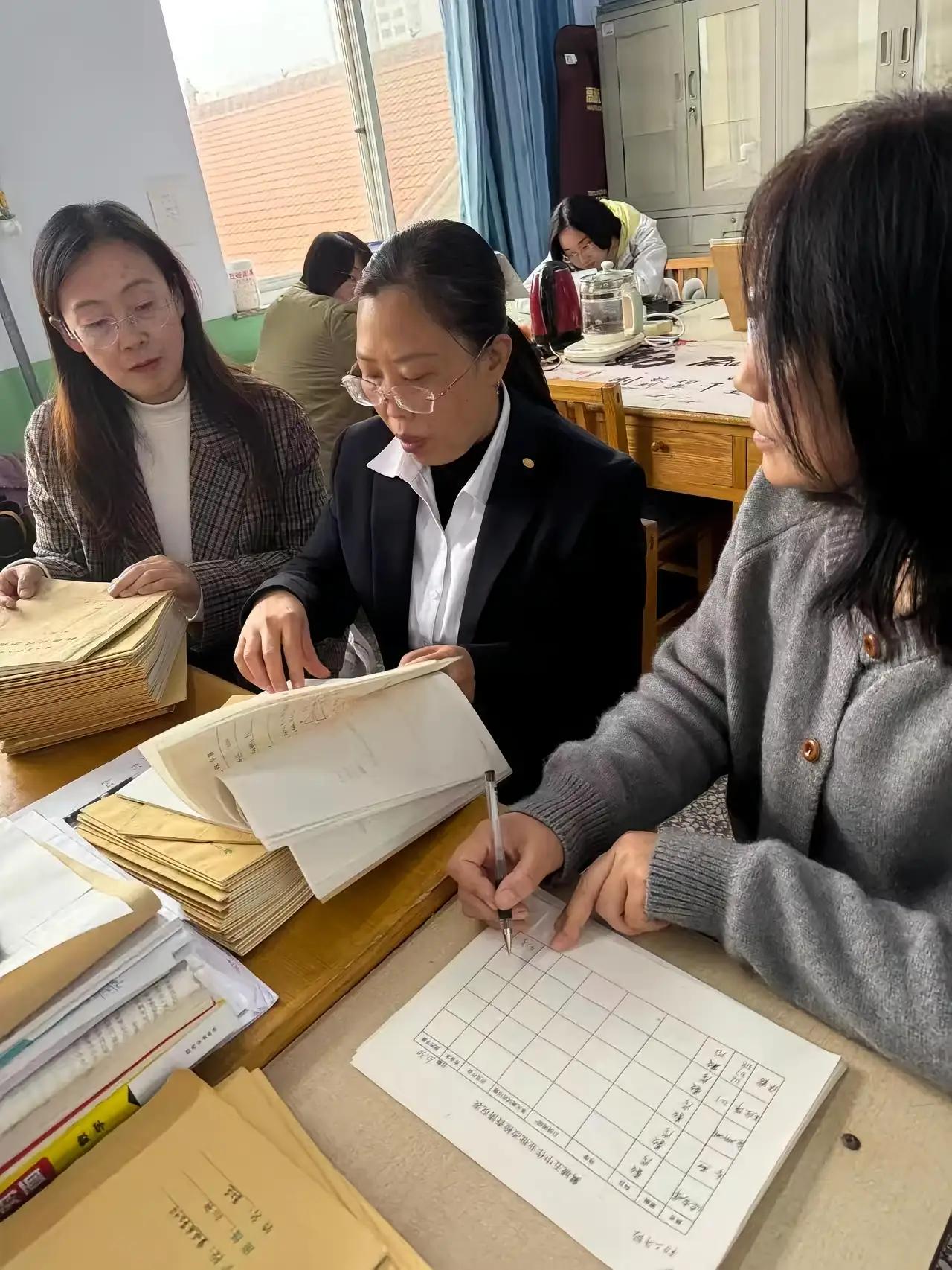 副校长带头查作业！这所学校的“细节较真”，藏着教育最该有的样子10月30日下午