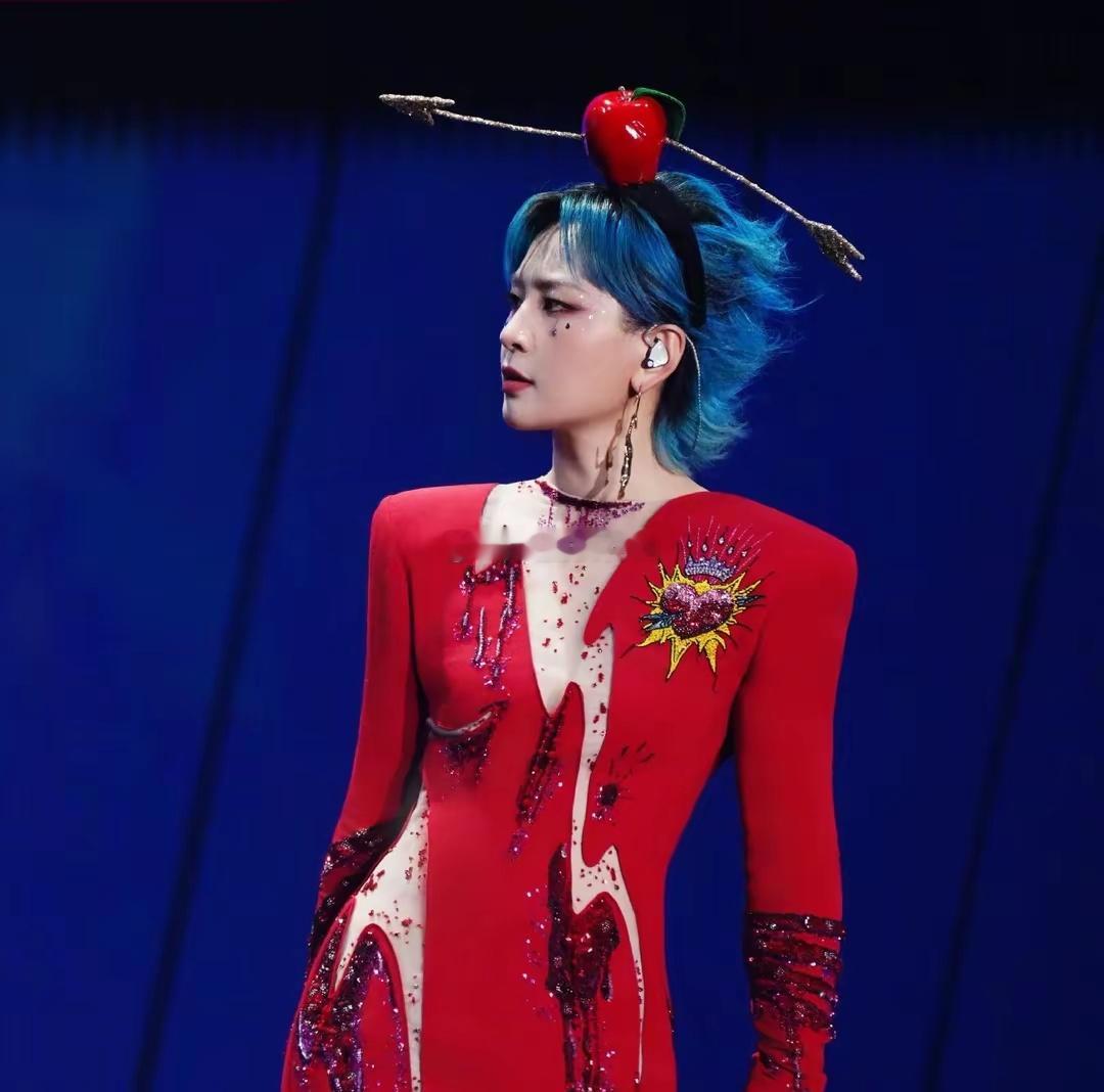 周笔畅在演唱会上身穿红裙，头顶红苹果，简直就是从童话里走出来的巫婆，惊艳到让人移