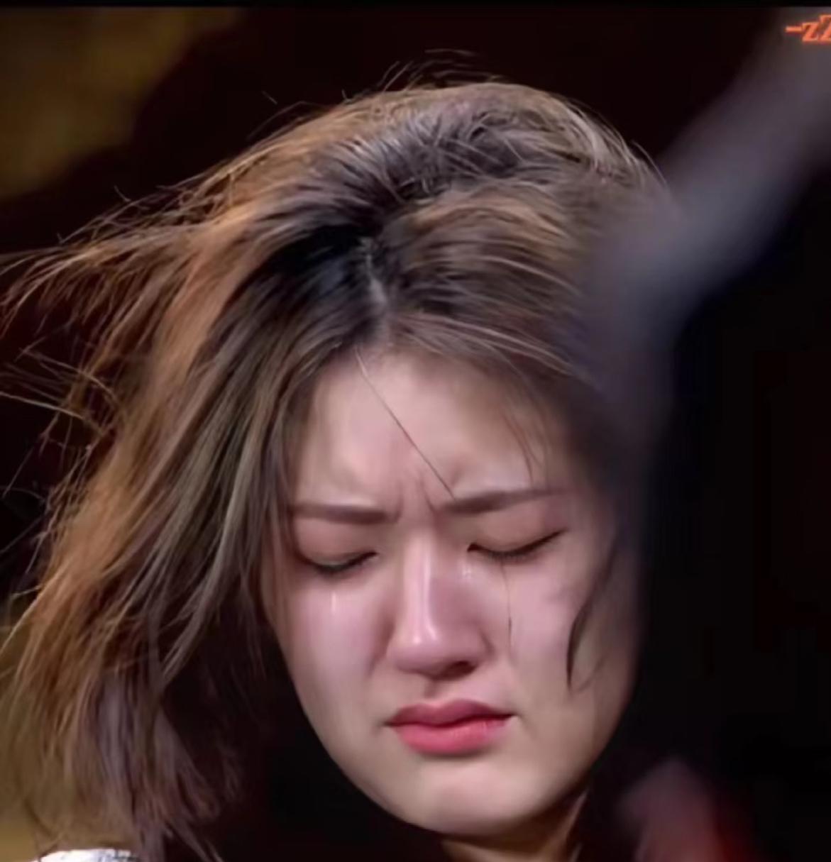 太让人匪夷所思了，赵露思去年生病坐在轮椅上的时候，公司第一时间不是带她去医院