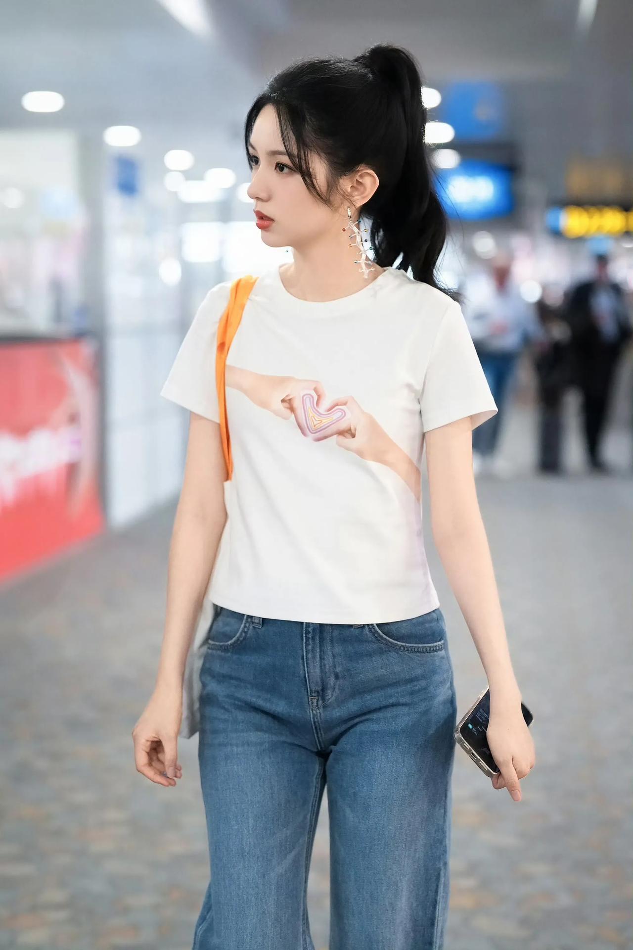 周也美图分享，清纯靓丽，五官精致周也​​周也写真照周也写真周也仙女裙周