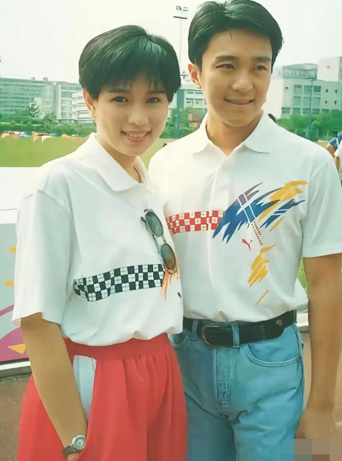 1992年周星驰大红时，罗慧娟对他说：我们结婚吧，我想和你组建一个简简单单的