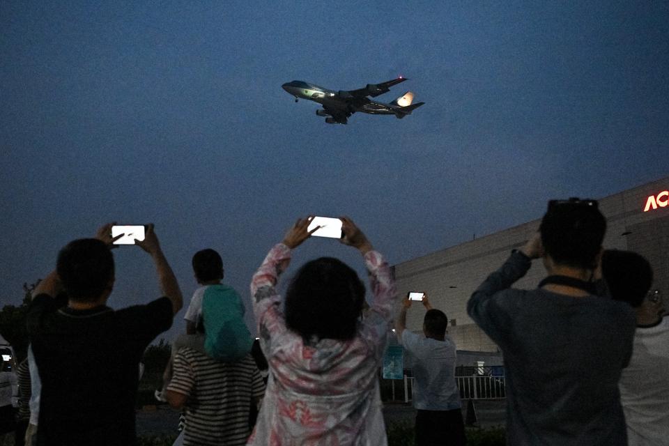 【北京市民追拍“空军一号”】说真的，能让咱这儿的人去追拍外国元首访问的，还真不多