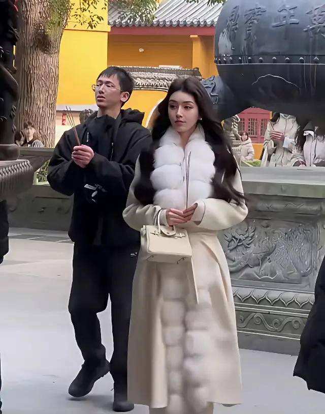 这一身行头就得几十万吧，又有钱又漂亮，还要求什么呢