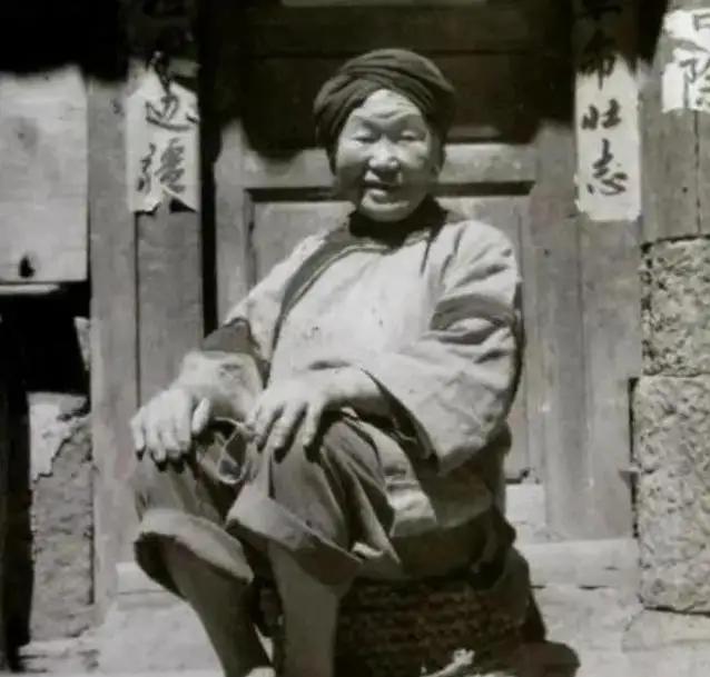 1943年，一个女乞丐正要出城，日军怀疑她是地下党，竟让她当众脱下衣服，这时，女