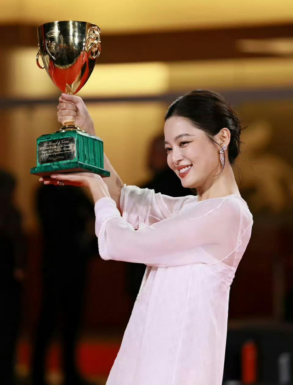 辛芷蕾的获奖告诉我们5件事：1、大家都爱听“草根逆袭”的励志故事。2、“野心