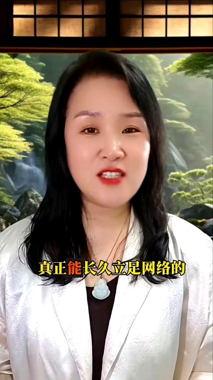 全网都在捧一个叫“一点傲气都没有”的网红，这事有点反常。她视频里没剧本，没豪