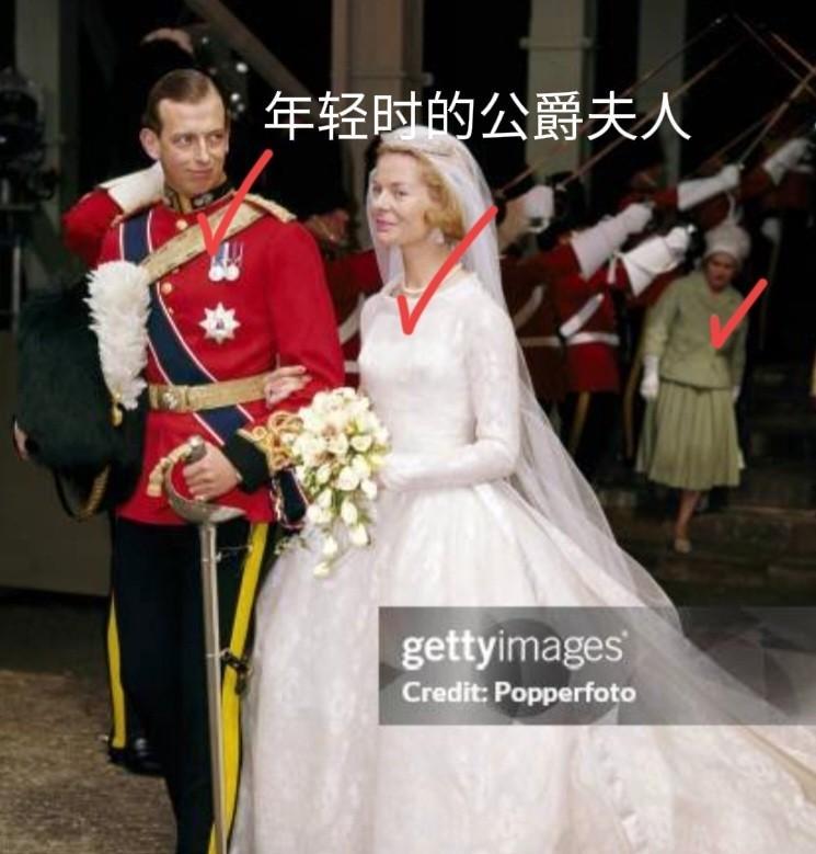 悲痛的肯特公爵在妻子的灵柩被抬进威斯敏斯特大教堂时，向她鞠躬道别。现年89岁
