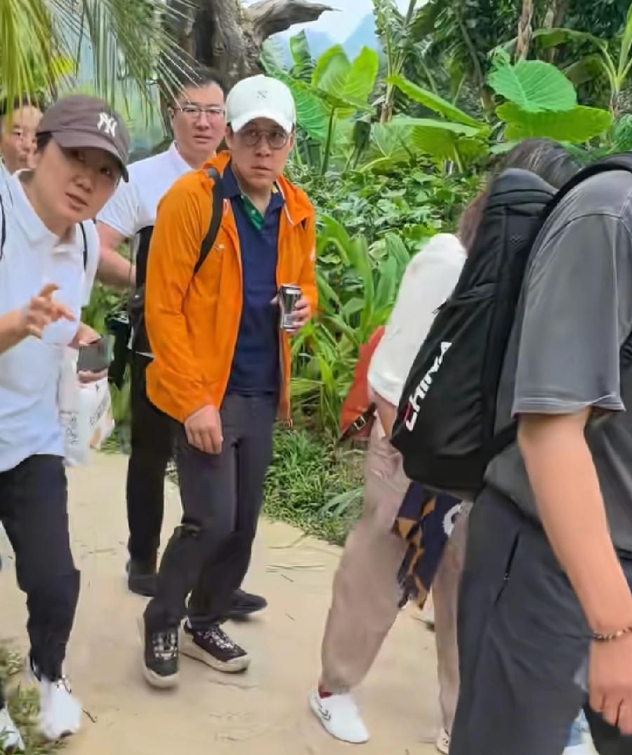 霍启刚郭晶晶一家五口，到广西崇左旅游，伏那秘境，户外爬山探险踏青，为了安全起见