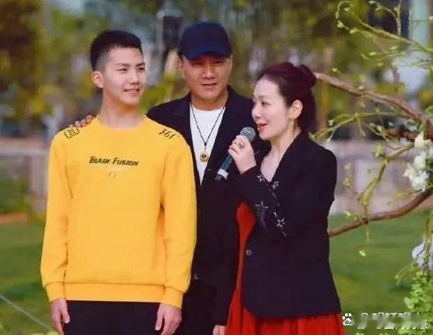 胡军全家身材条件太出众！一家四口均穿平底鞋，胡军185cm，妻子175cm。儿子