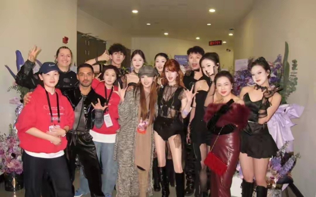 赵露思演唱会后台大合照曝光！一旁的露思妈妈狐领红皮衣太潮了​​​