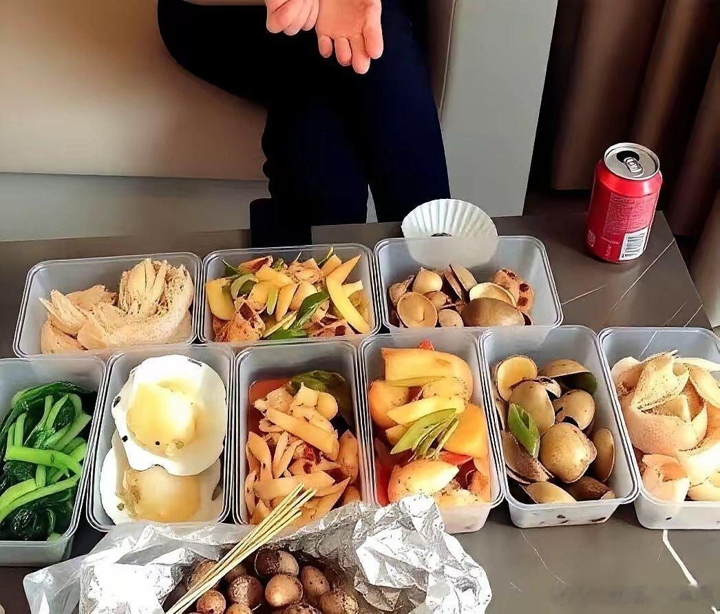 真被孙浩这操作整破防了！秦海璐在剧组聚餐时随口一句“这顿饭够我干一年”，谁料结账