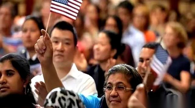 有一种人，你跟他聊美国，他眉飞色舞，可你要是提一句中国发展，他当场就把脸拉下来。