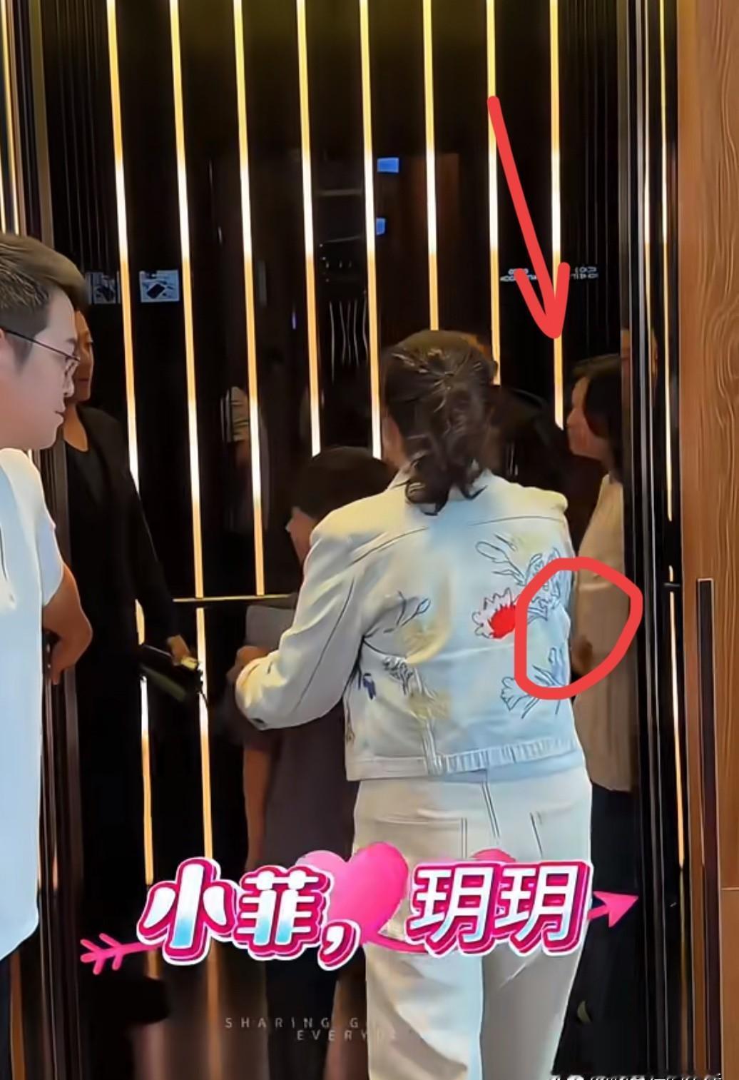 电梯门一关，孙女立刻贴墙站着，身体绷得像块木板。张兰的手刚想搂过去，孩子肩膀一