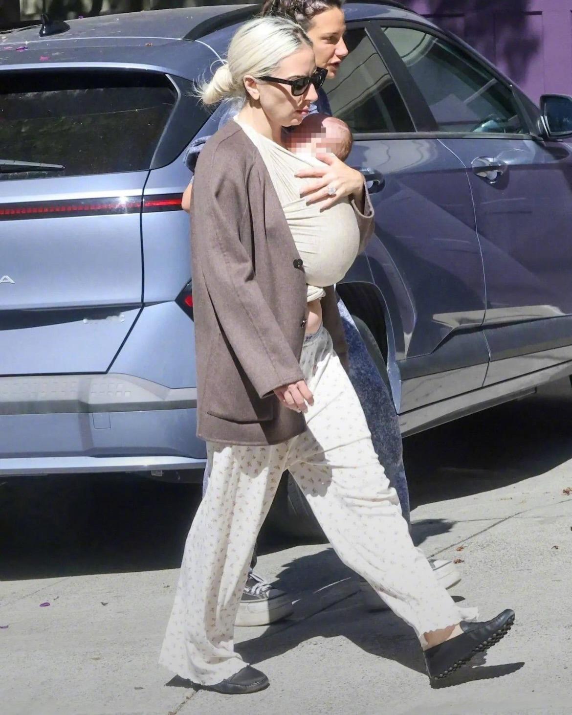 LadyGaga当妈了，LadyGaga被拍到带着她的第一个孩子与未婚夫Mic