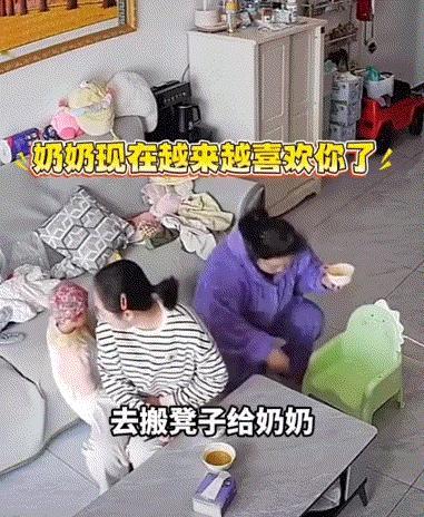 万万没有想到，湖北，奶奶蹲着身子喂宝宝吃饭，可宝宝吃了一口后，奶奶在喂第二口时，