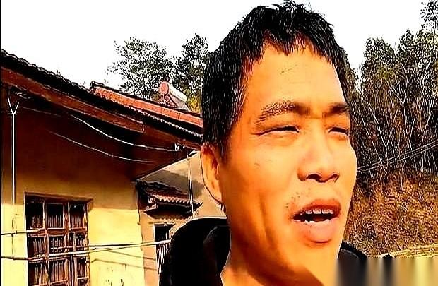 刷到一个大哥，自驾去西藏。半路上，车里多了个大姐。人是路上捡的，条件是大姐开的