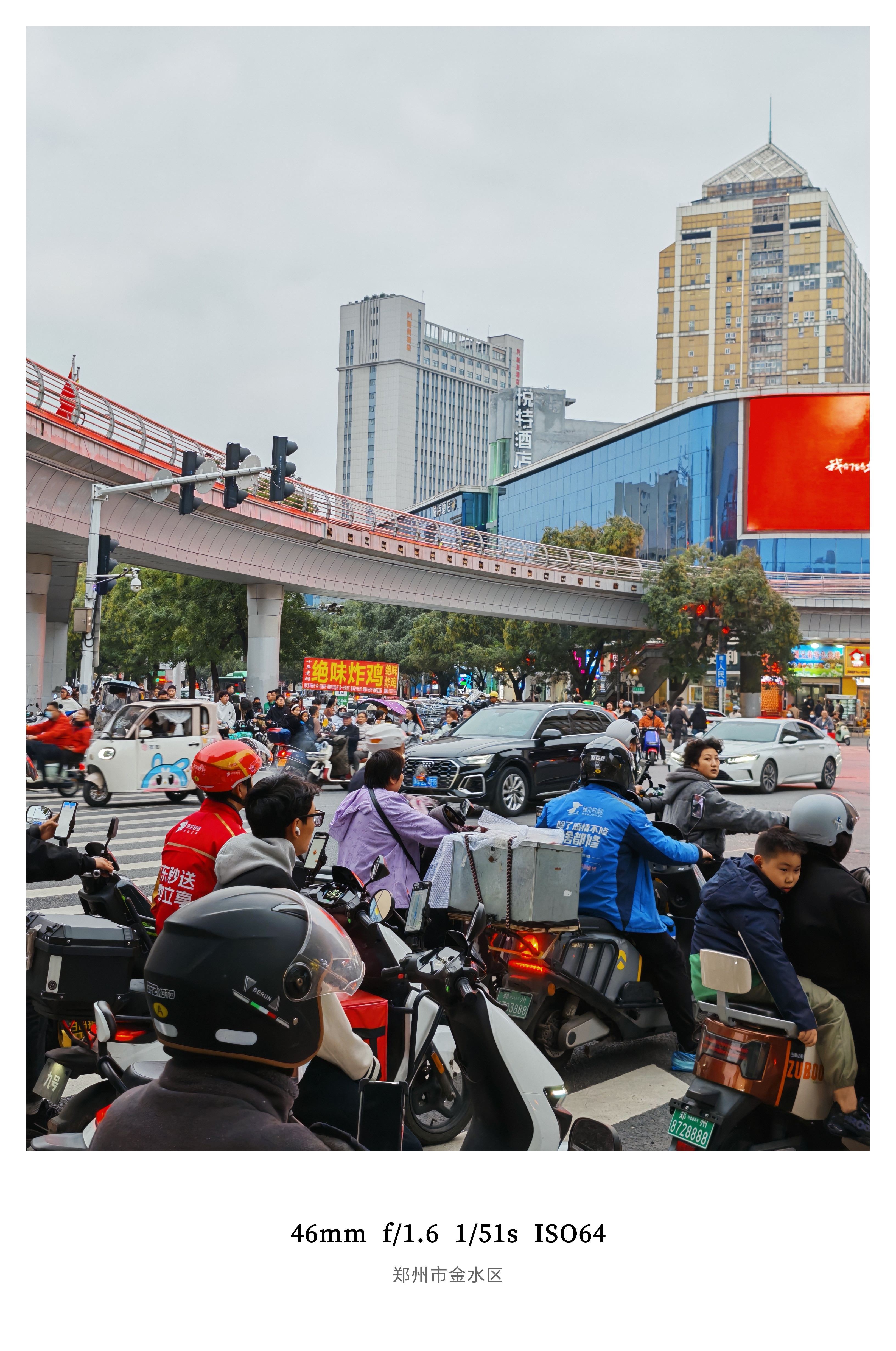 我发现郑州是我目前为止体验过路上「老头乐」最普及的城市不仅是老人接孩子，很多年轻