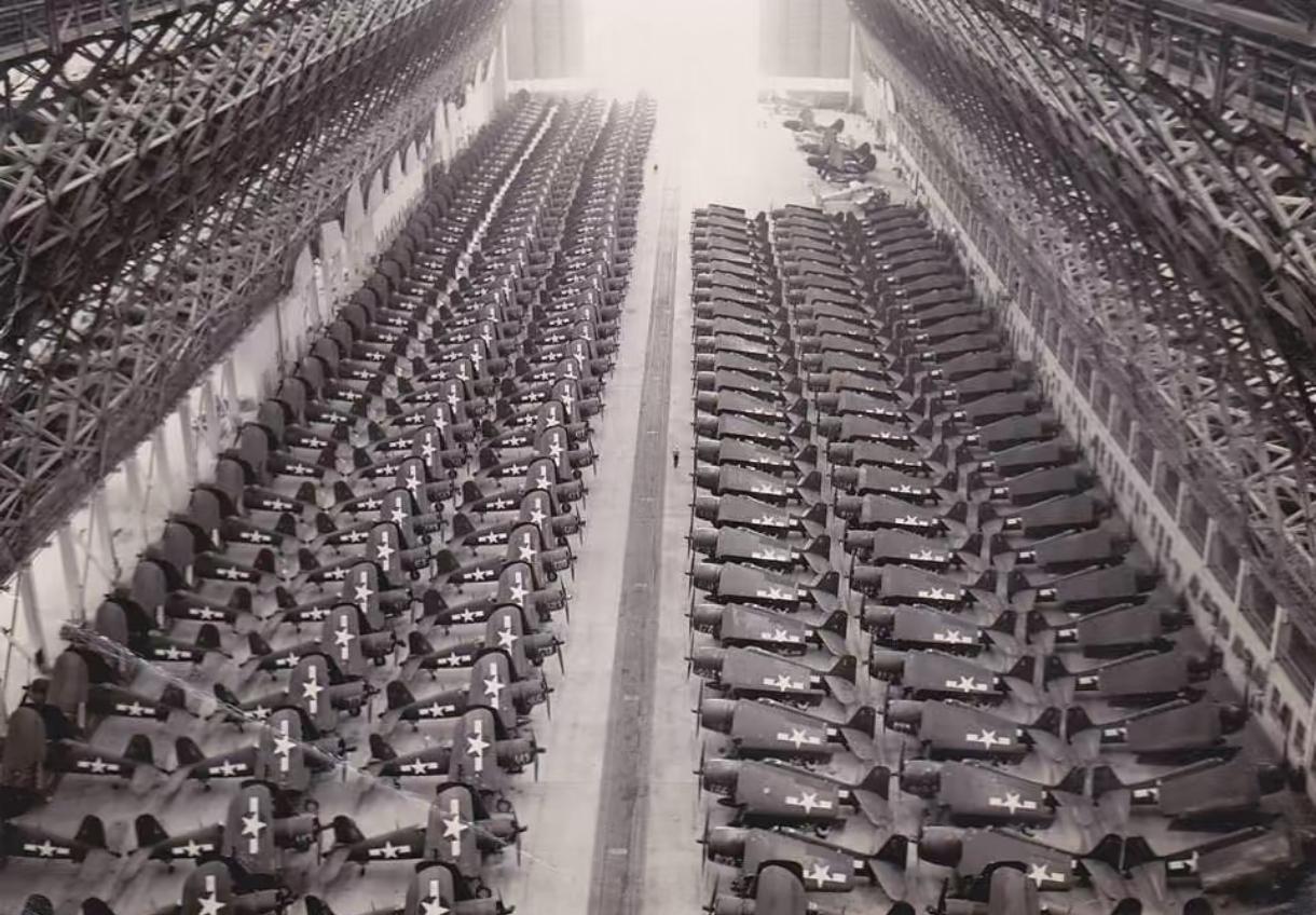 不是美国天生能打，是它拿到了“安全扩产”的时间窗！1939年，美国军工产值只