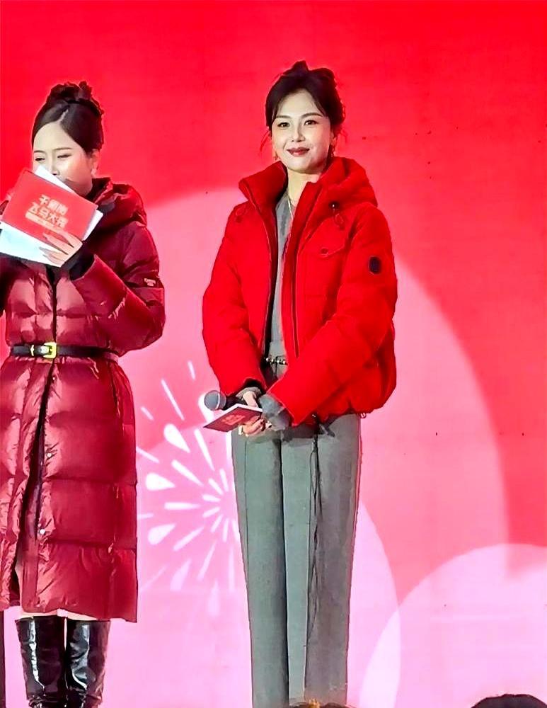 刘涛把MonclerMaya红羽绒一穿，全网炸锅：一万五买件“面包服”？