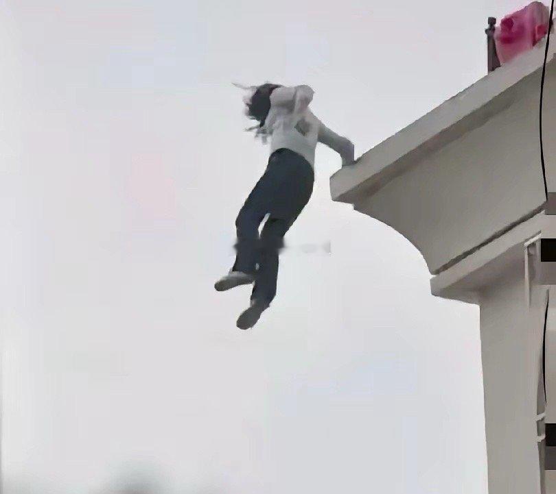 17岁女孩凌晨从五楼跳下，生命永远停在了最好的年纪，起因不过是妈妈翻手机看到她和