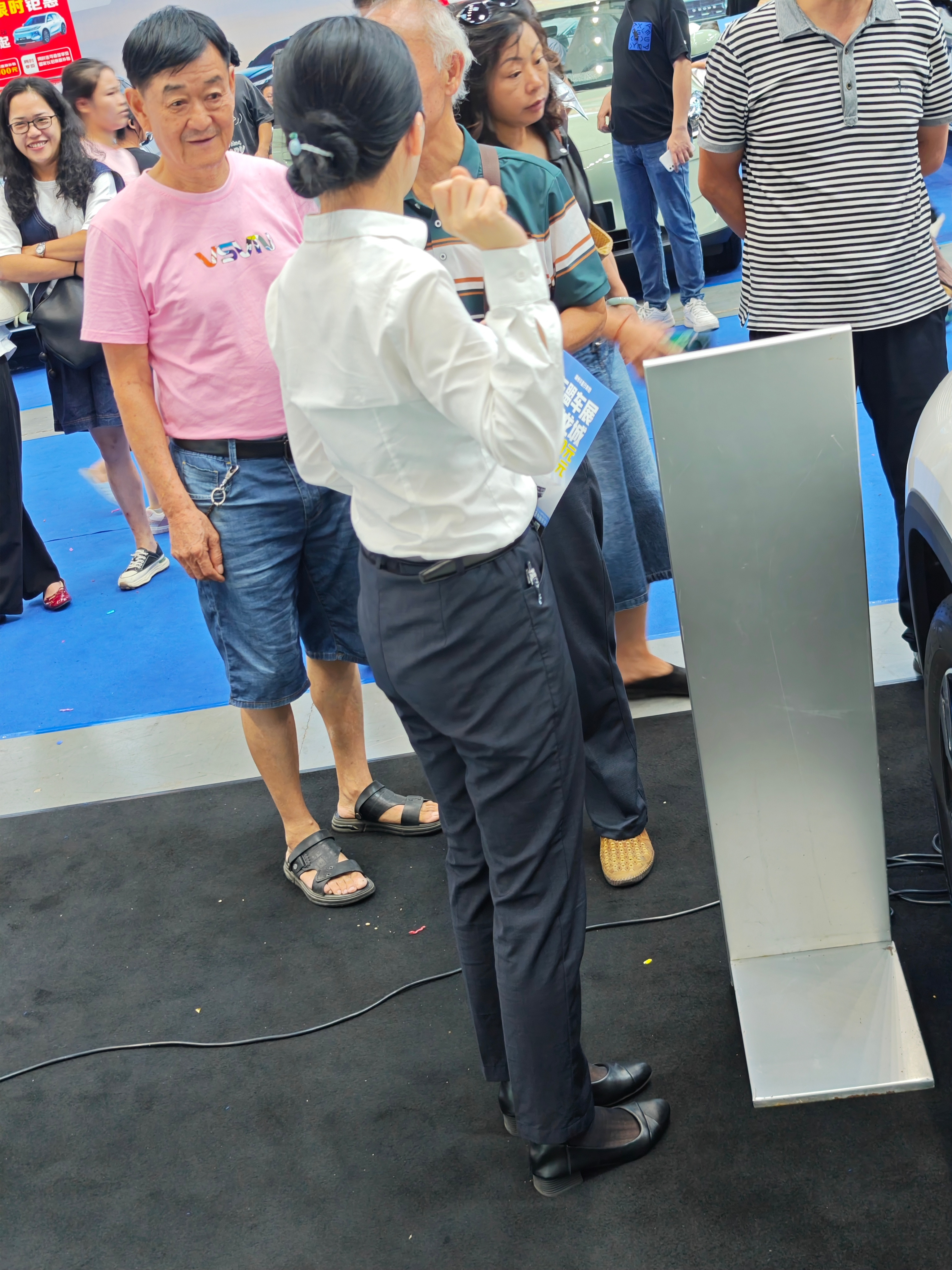 奔驰女销售短丝高跟鞋职业装穿搭