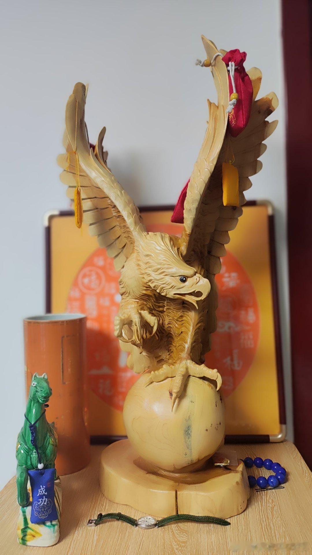 龙是真实存在的，是佛的护法。这里有个因缘。迦楼罗，大鹏金翅鸟，天道的兽类，以龙为