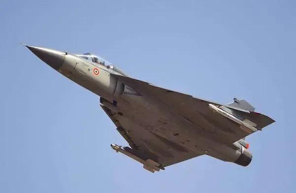 光辉迪拜坠机，让人不得大拿它跟幻影2000做比较，光辉高仿幻影2000，都是大三