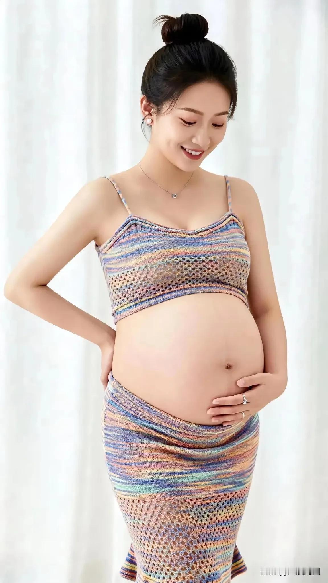 这位准妈妈笑得这般灿烂，时刻都在期待着小宝贝的降临呢！孕期的氛围感孕妈妈雅致