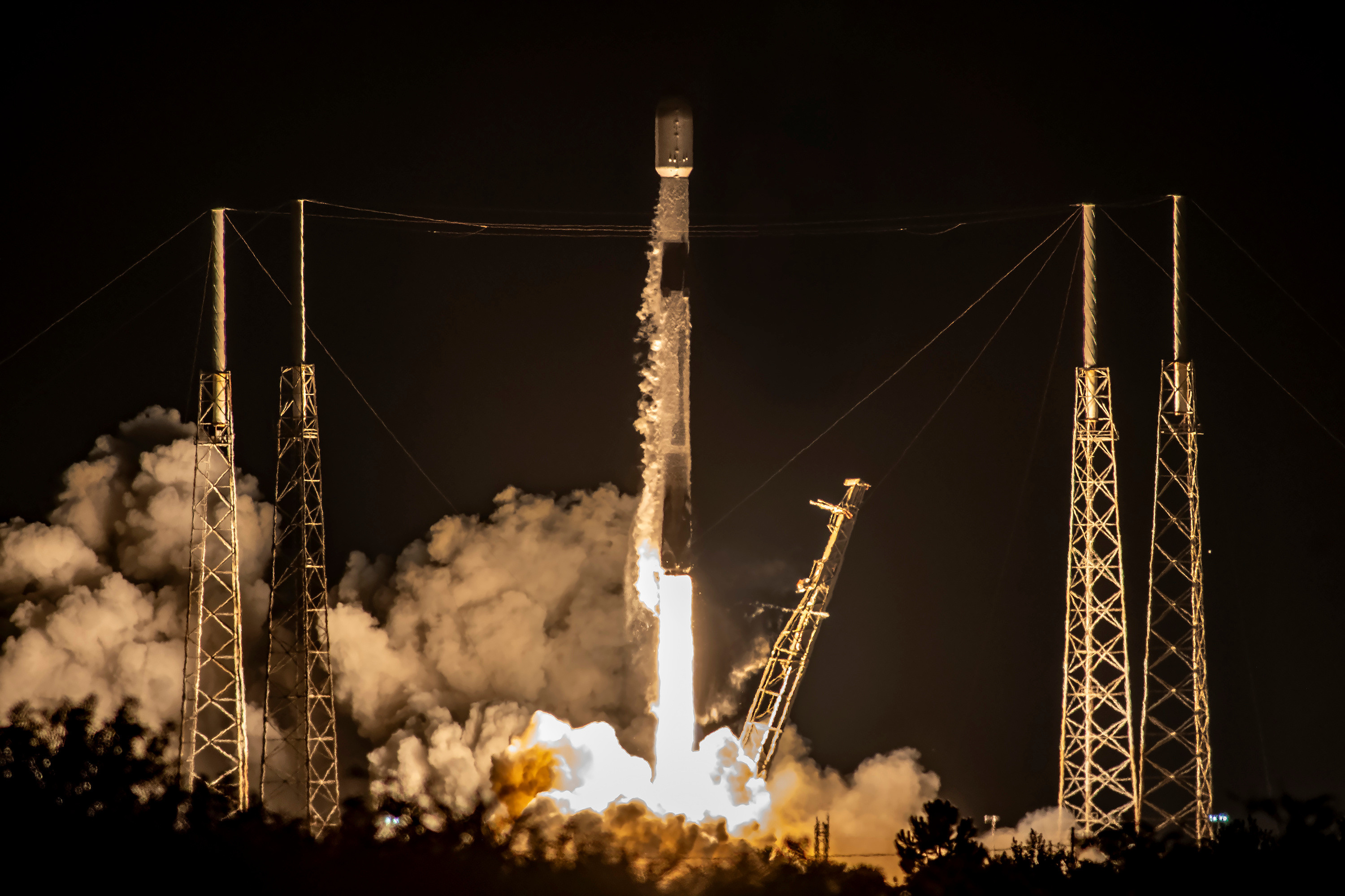 SpaceX猎鹰九号火箭残骸将撞击月球，科学家准备观测“人造陨石坑”8月5日，一