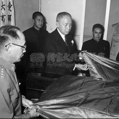 这是“南天王”陈济棠葬礼现场，一张罕见的留影，拍摄于1954年11月，从镜头的侧