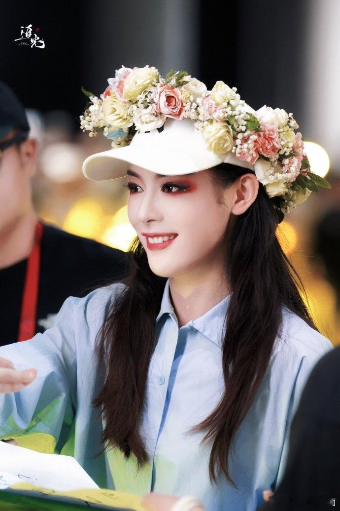 越音袅袅，雪韵潺潺。陈丽君携阿胶非遗赴小雪之约，指尖藏匠韵，杯中有暖香，这便是刻