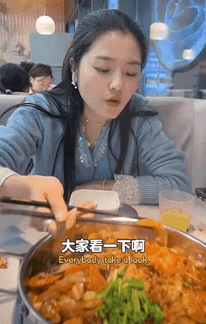 500块借出个老婆！火锅店炫耀4年奇缘：欠债变真爱，三年抱三娃！