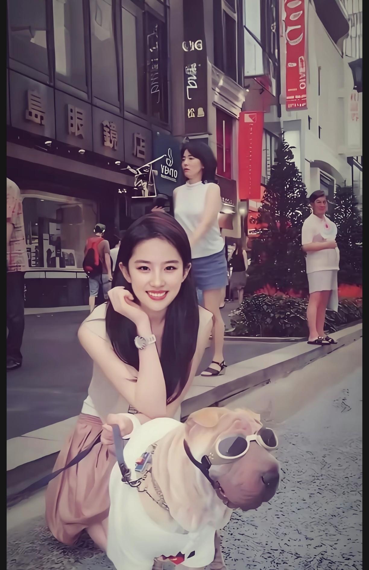 刘亦菲好会打扮自己的狗啊！都说什么人养的狗就是什么狗，刘亦菲每次都是