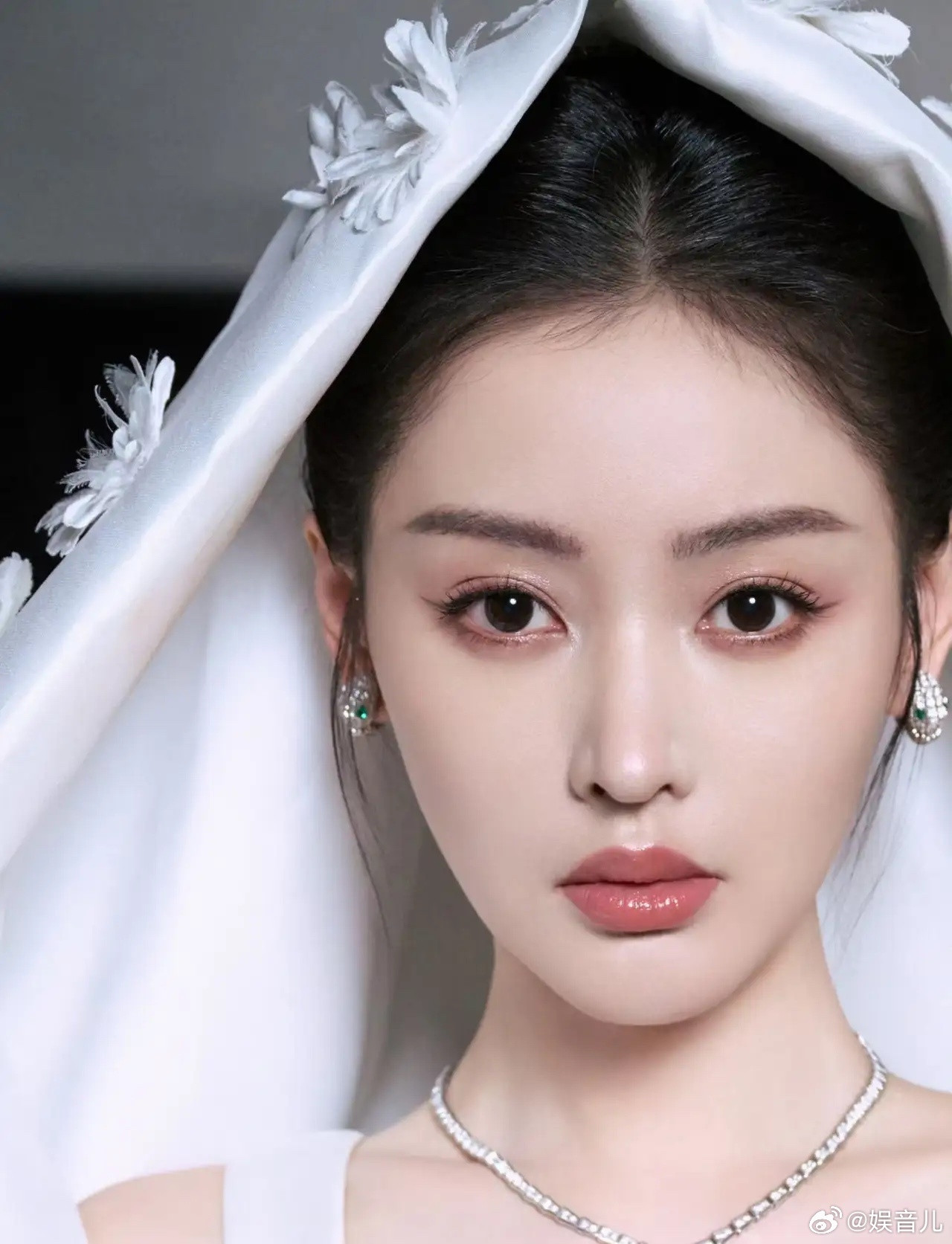 1.综艺翻车被审判的女星，跑去泡菜国那边，捧场某个女艺人的演唱会是假的，真正的用