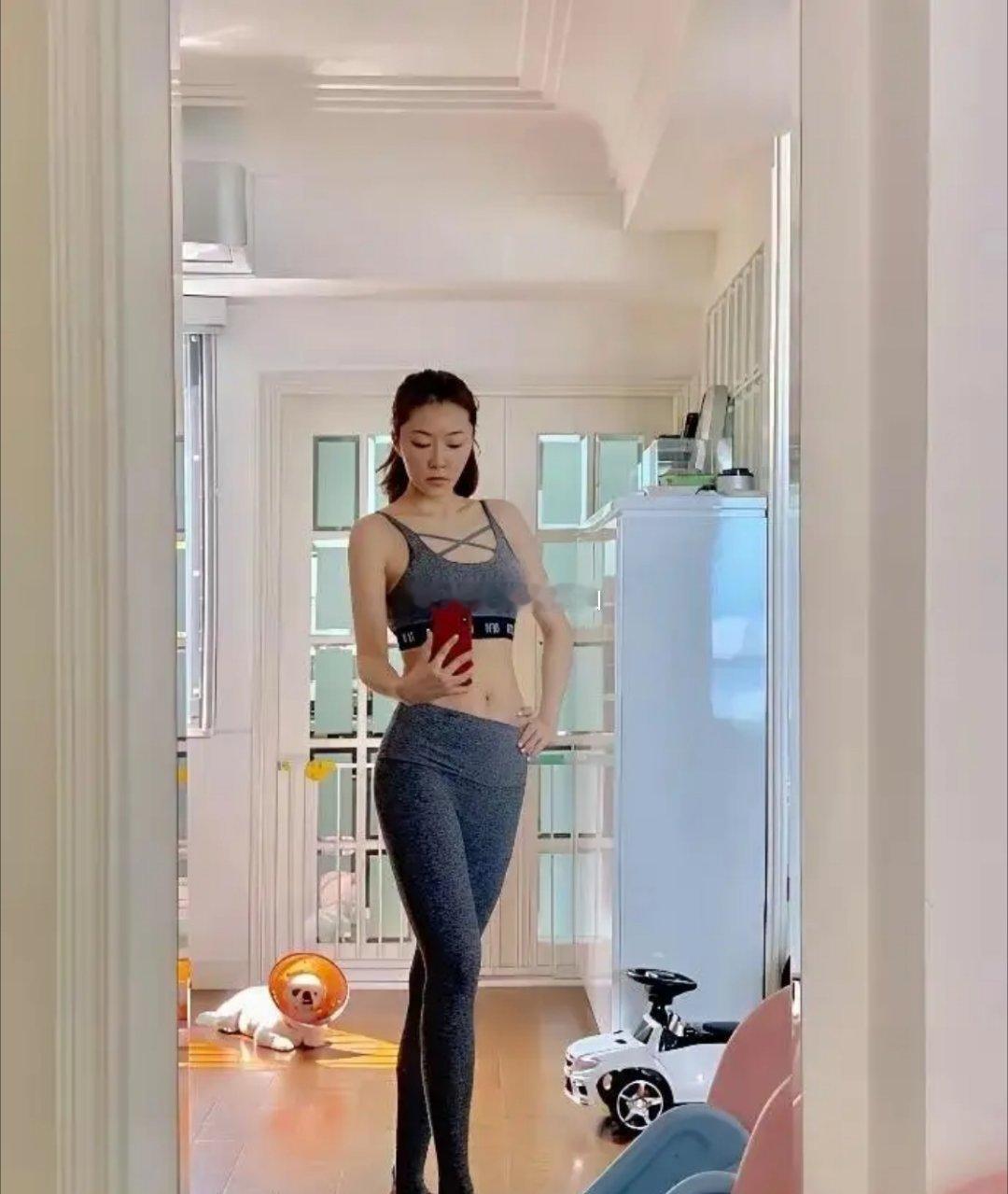 熊黛林身穿紧身运动衣，不惧素颜对镜自拍，气色状态极佳！！！！！！！！