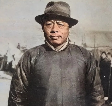 1944年，八路军陈克同志被伪军抓住，临刑之前，一汉奸自告奋勇：“太君交给我，