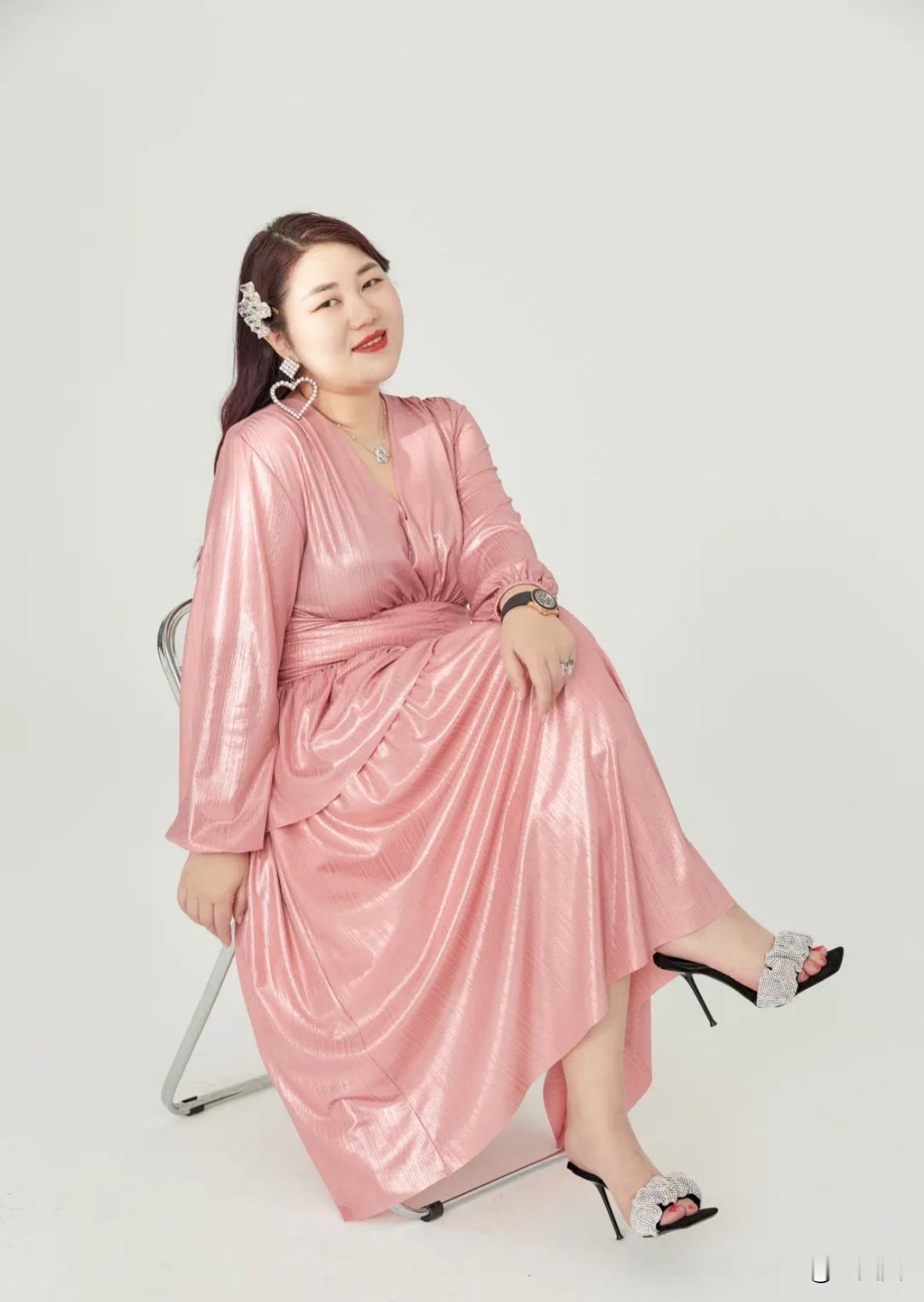 杨天真带着她的八个箱子去留学了。杨天真在个人社交软件晒出了在机场的照片，开心比