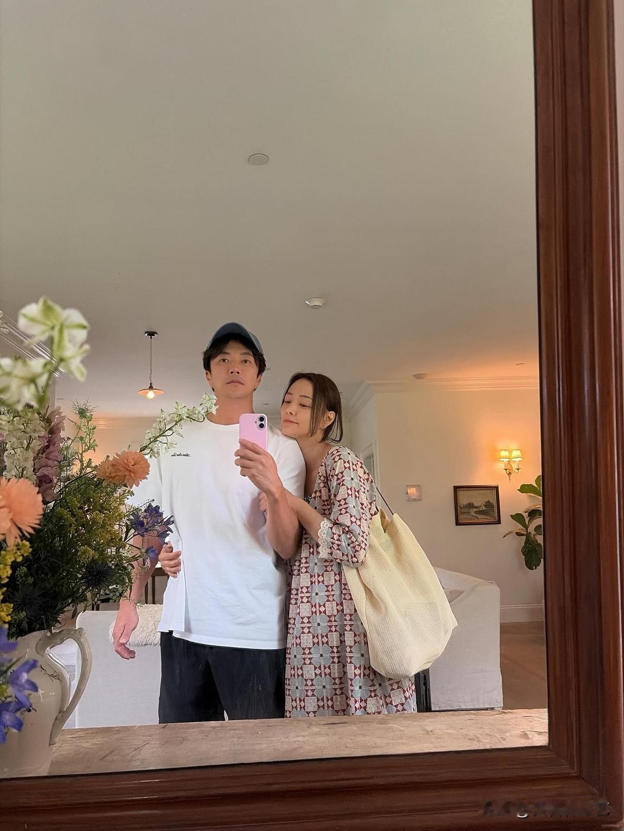 近日，演员权相佑的妻子孙泰英在Instagram上传了照片。照片中，夫妻俩人并肩