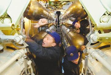 常规潜艇内部为什么不能造得大一点呢？其实说白了，还是动力不行，再大点就跑不动了。