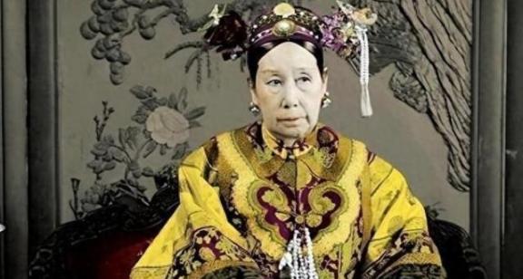 清朝灭亡后，李莲英姐姐才敢说出实情：慈禧其实不是病死的！晚清那段日子，宫廷里