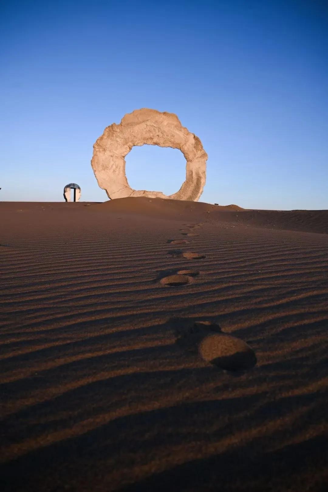 甘肃这边的气候环境真的是干燥看这个山上真的是头一回见到此景大家有来过这个双门