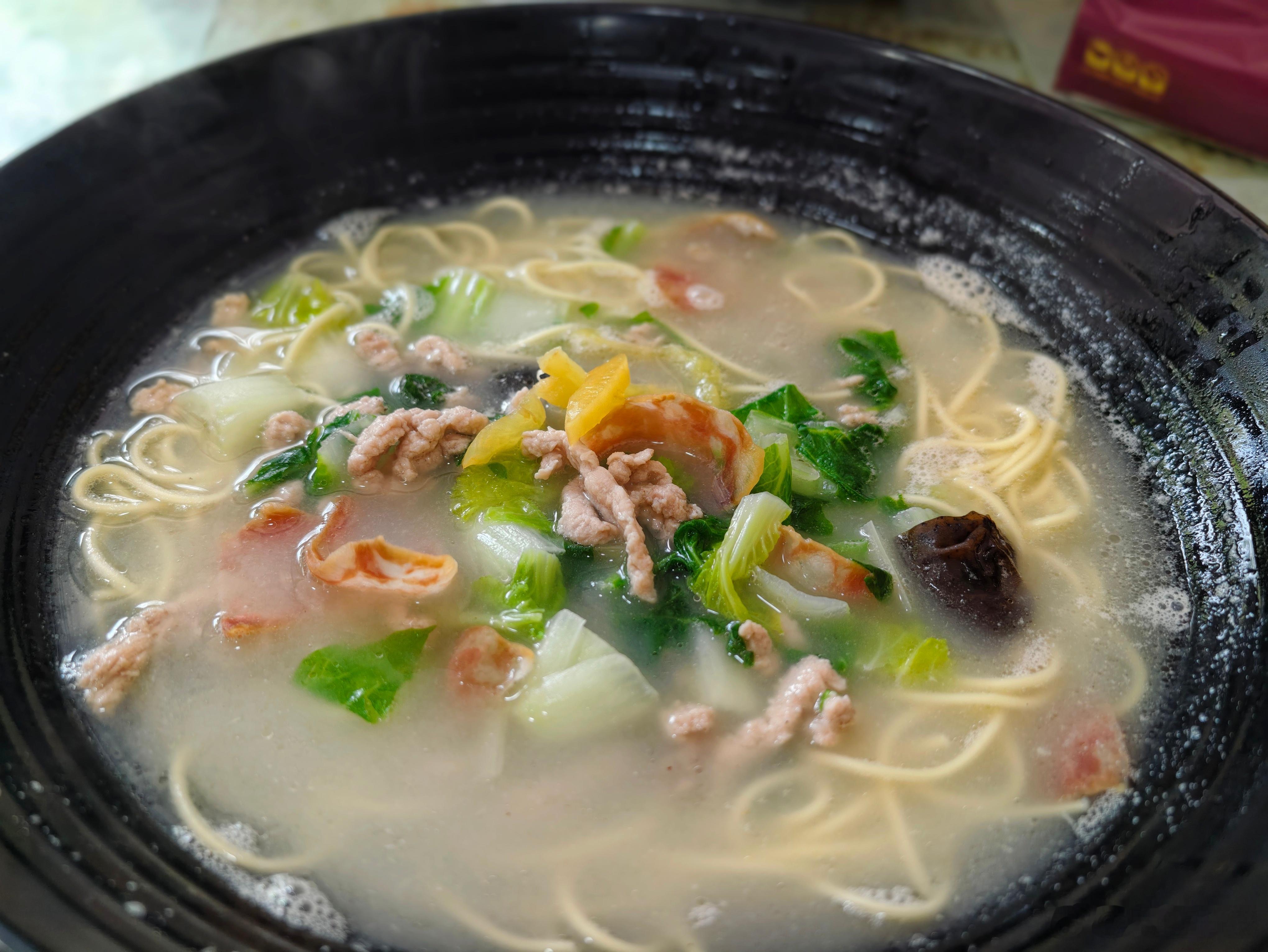 今日份午餐，早上吃面，中午也吃面，我这也太喜欢吃面了吧！不过南京大碗面是真的好吃