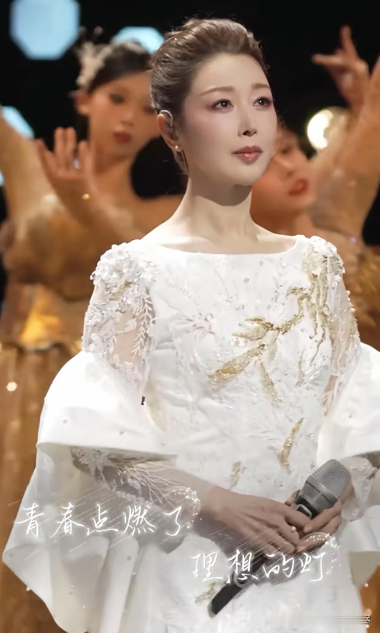 歌手孙悦的年龄感真是个迷，完全看不出实际岁数！记得小时候听孙悦唱《祝你平安》的时