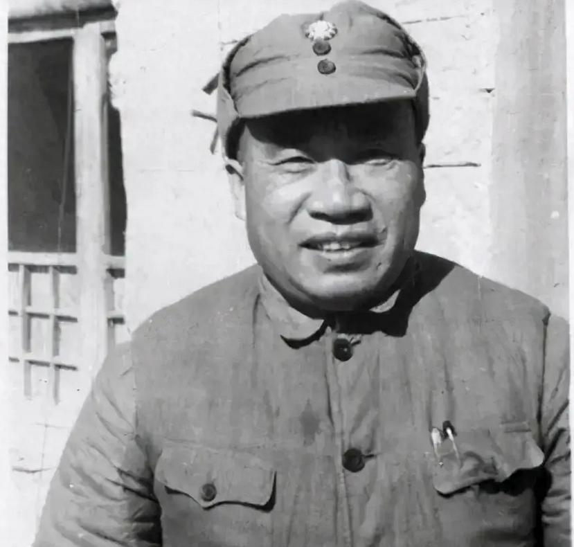 1929年，朱德和妻子正在吃饭，突然，十几个敌军踹门而入：“谁是朱德！”生死关头