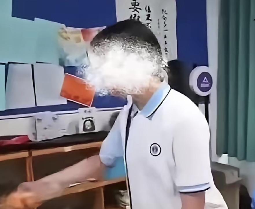 上海一中学女生向男同学泼2瓶饮料，并且还当众叫嚣着，你知道我爸是干什么的事件，迎