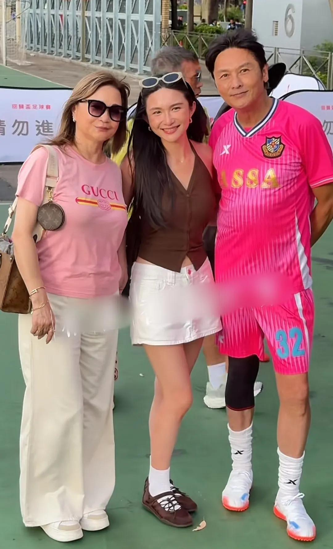 64岁关礼杰踢足球，妻子女儿到场打气，一家三口同框颜值高身材好。TVB老牌小生