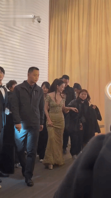 高圆圆的小清新感已经彻底没有了，这裙子，这发型突然就让她有了姨感，圆圆姐变圆圆姨