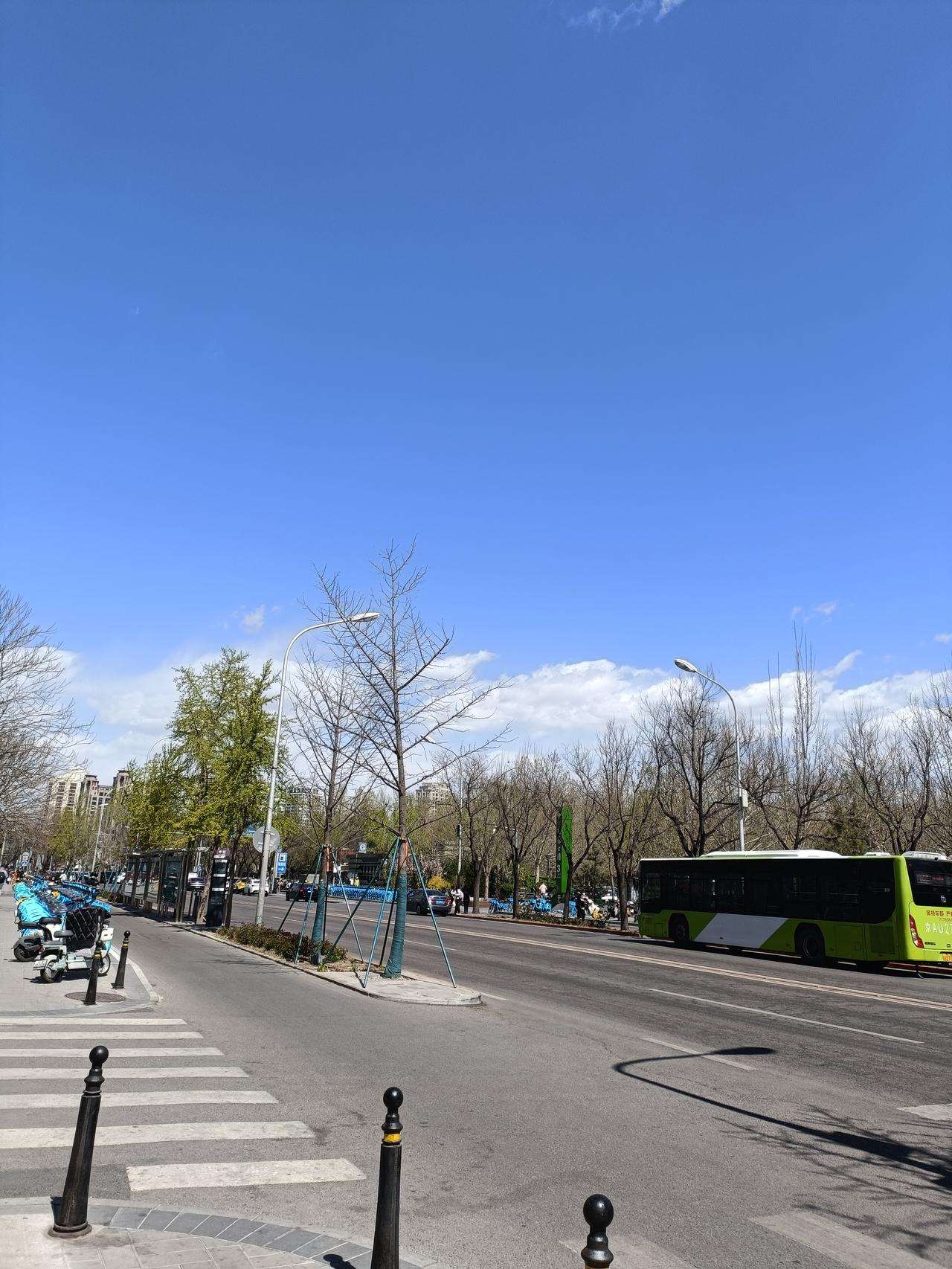 记录我的2026天上的云有时很奇怪，右边朵朵白云，左边确一丝云彩也没有，好象有人