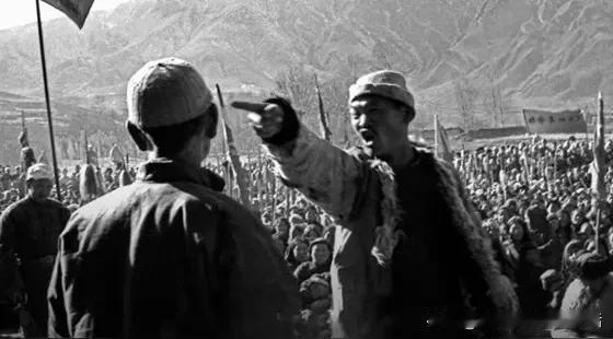 时代早已变迁，成分早就取消，旧事不应重提，帽子不必乱扣先说两边的怨恨，看着都